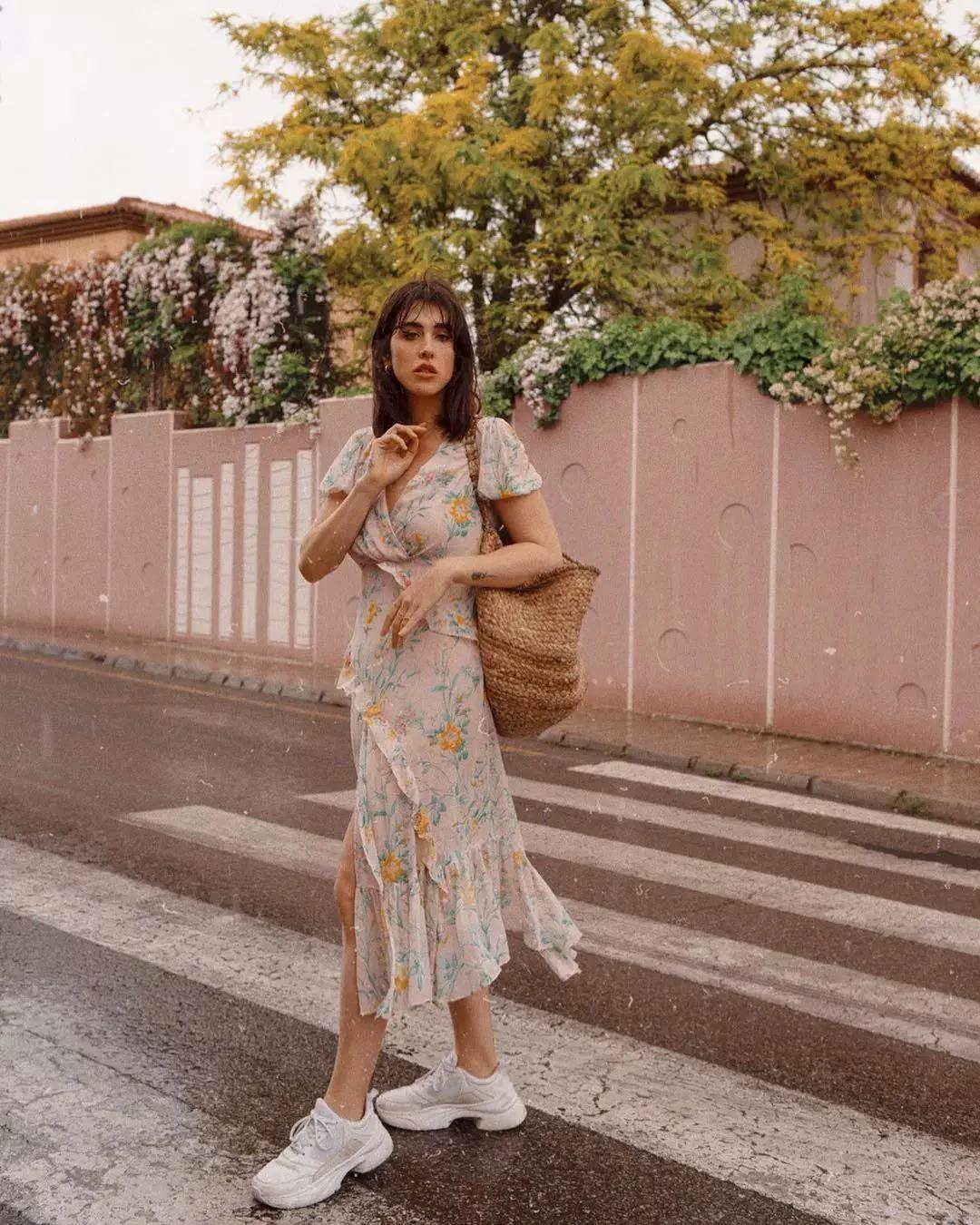 时尚流行减龄的穿法大码,运动鞋搭配裙装这种造型更加时髦