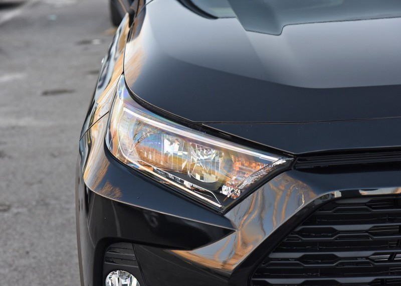 选择丰田荣放，因为它的动力表现强劲有力，驾乘感受舒适安静