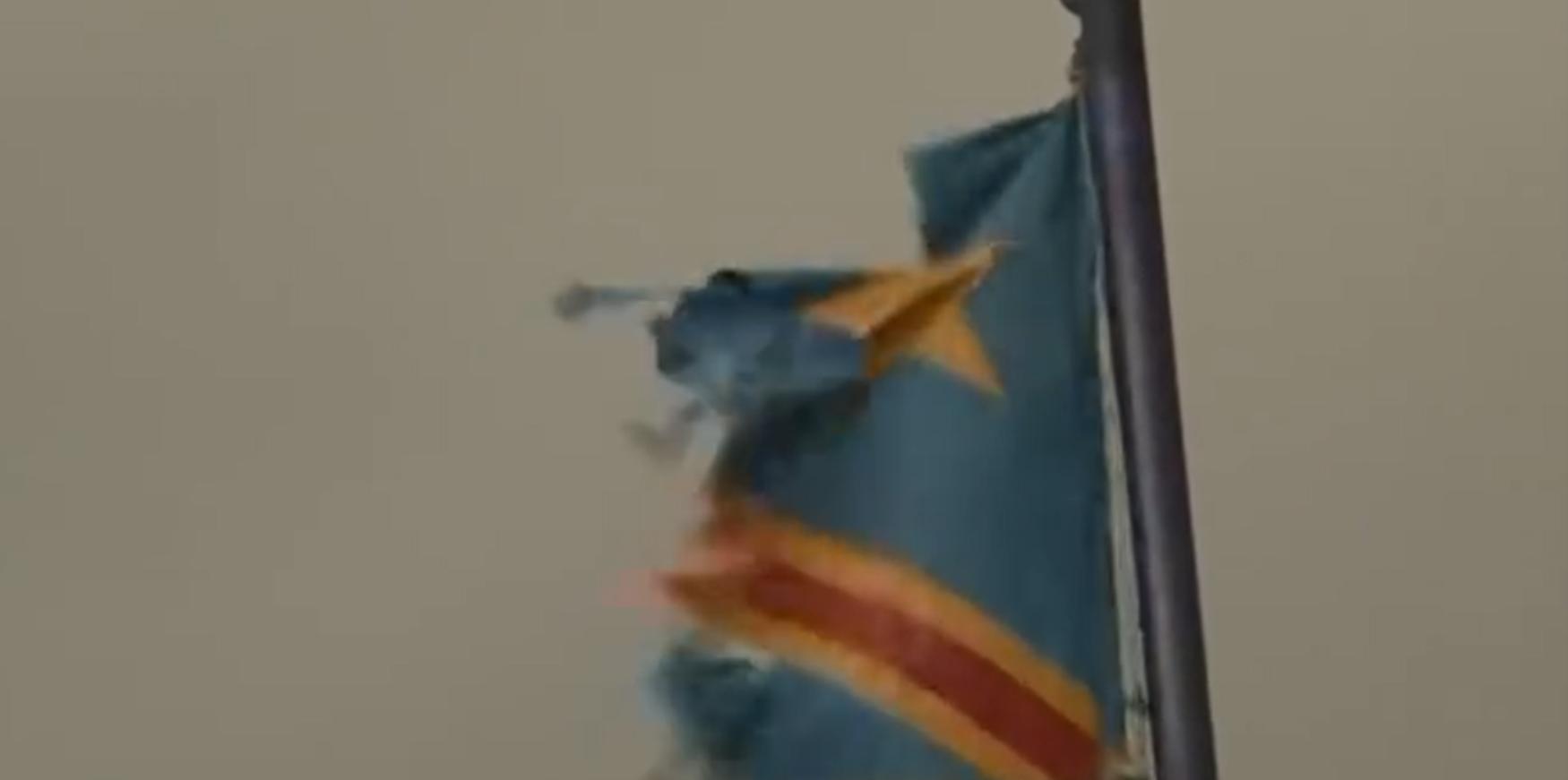 非洲货船严重超载，1700人挤在上面没有厕所，晚上开船用手电照明