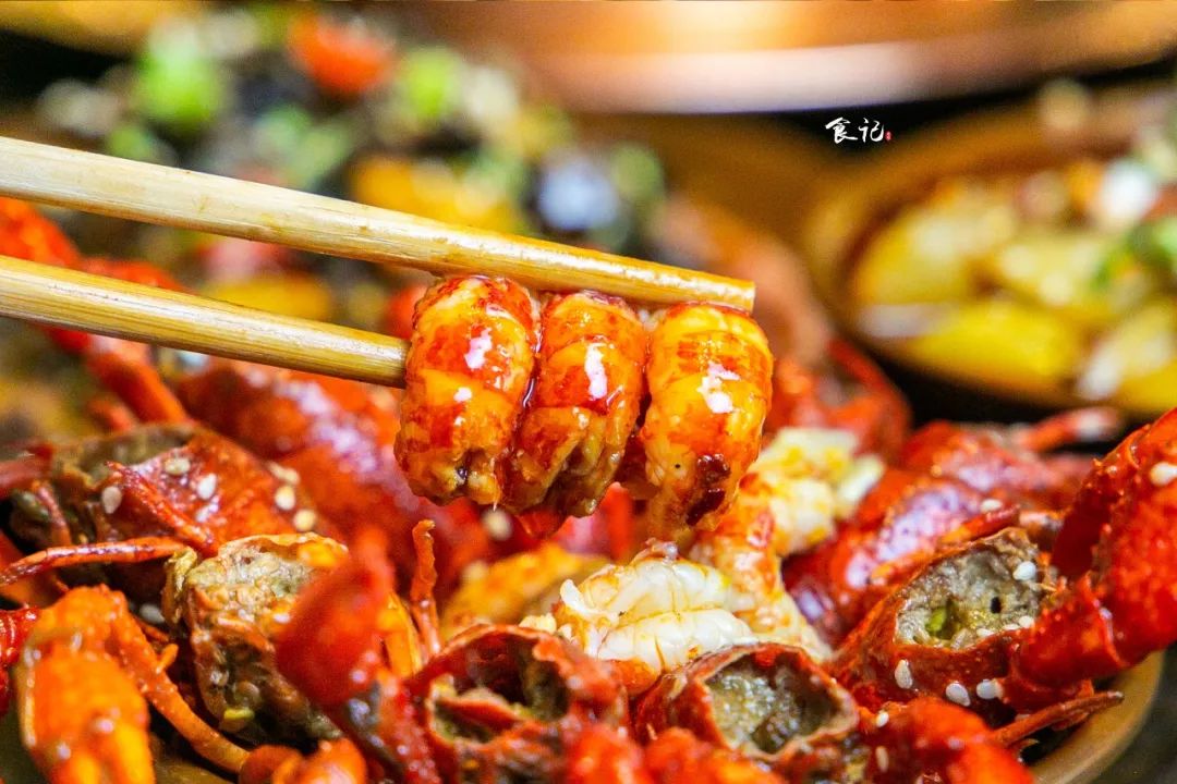 火爆襄阳的3层“壕锅”来袭！还有360°满到爆的龙虾牛蛙双子塔！