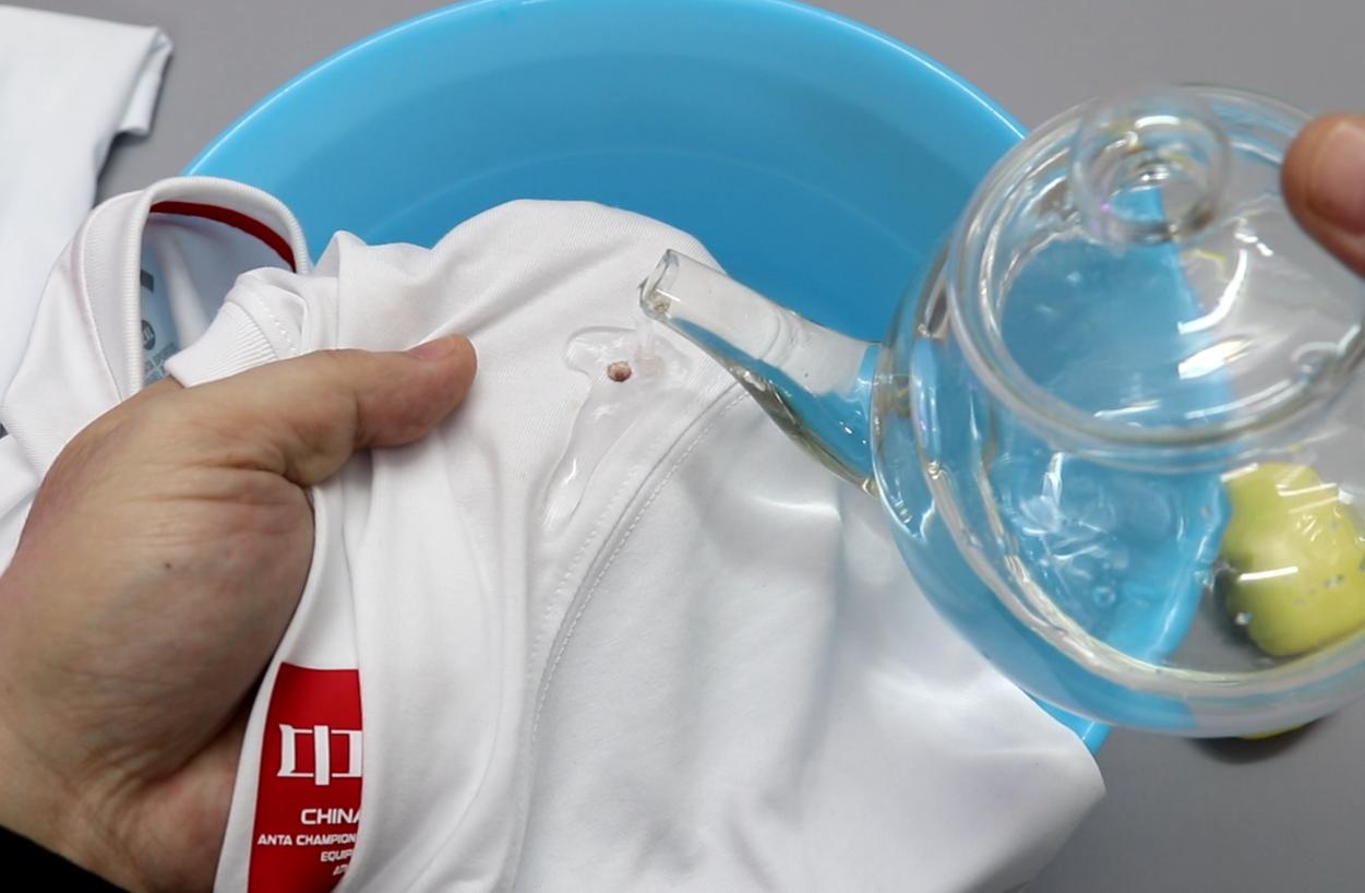 白色衣服染到血渍怎么洗掉,白衣服上有血渍怎么清洗干净