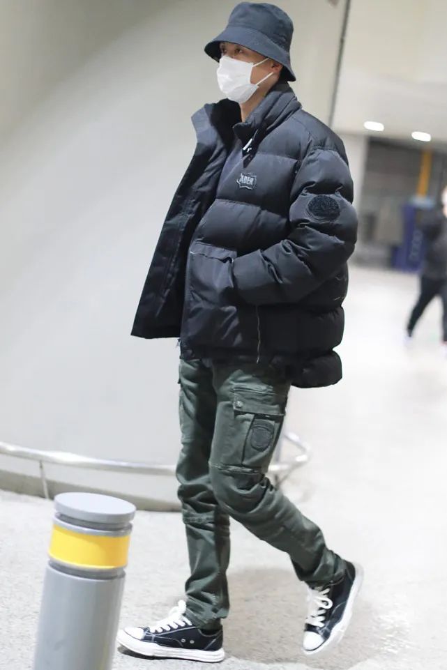 黄景瑜黑色的皮马甲怎么配好看,黄景瑜穿搭技巧