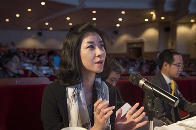 44岁“国翻”张璐，10年9上总理记者会：这才是真正的中国女神