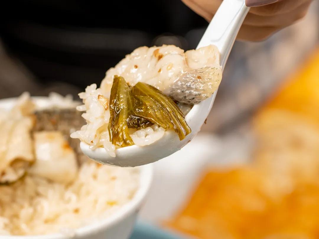 女生同行4.9折开吃！这家“网蓝”酸菜鱼店太“偏心”