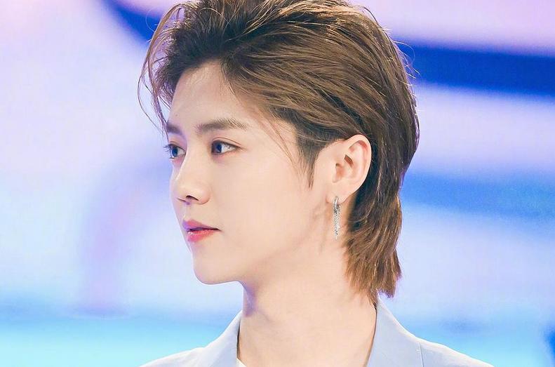 出生在军区大院,鹿晗军营长大