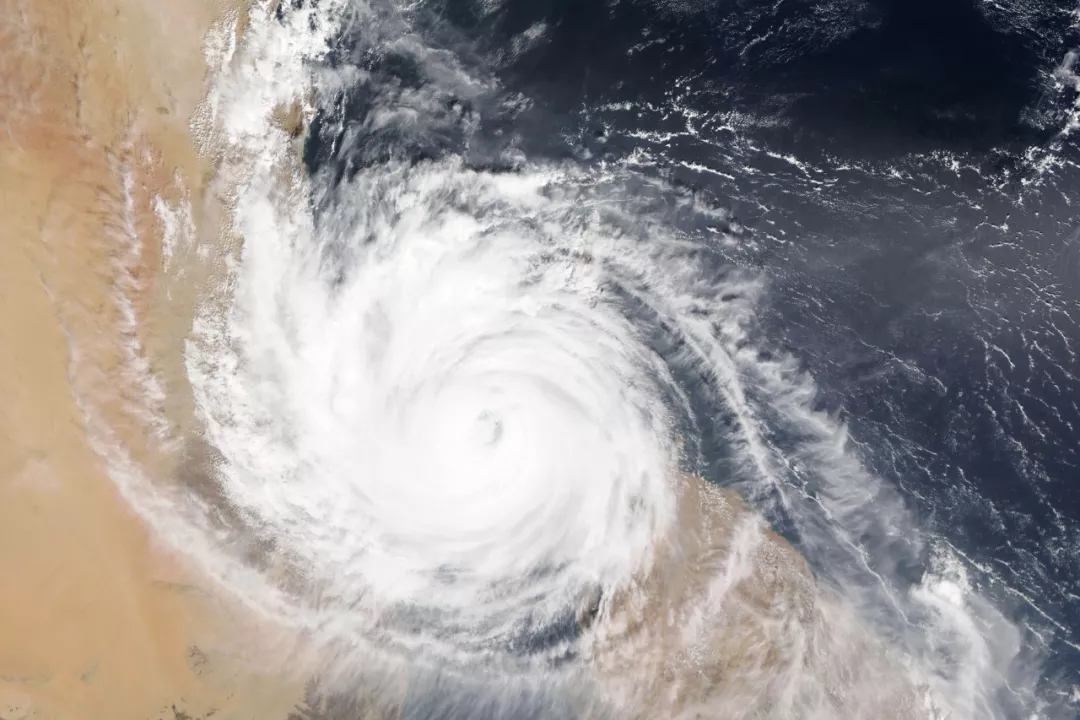 在野外遇到龙卷风如何躲避,遇到龙卷风时我们应该怎么办