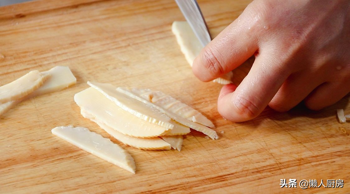 脆皮五花肉蘸料做法,五花肉裹淀粉油炸