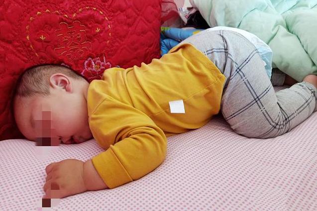 宝宝头型睡扁如何纠正,青年扁头可以通过睡姿矫正吗