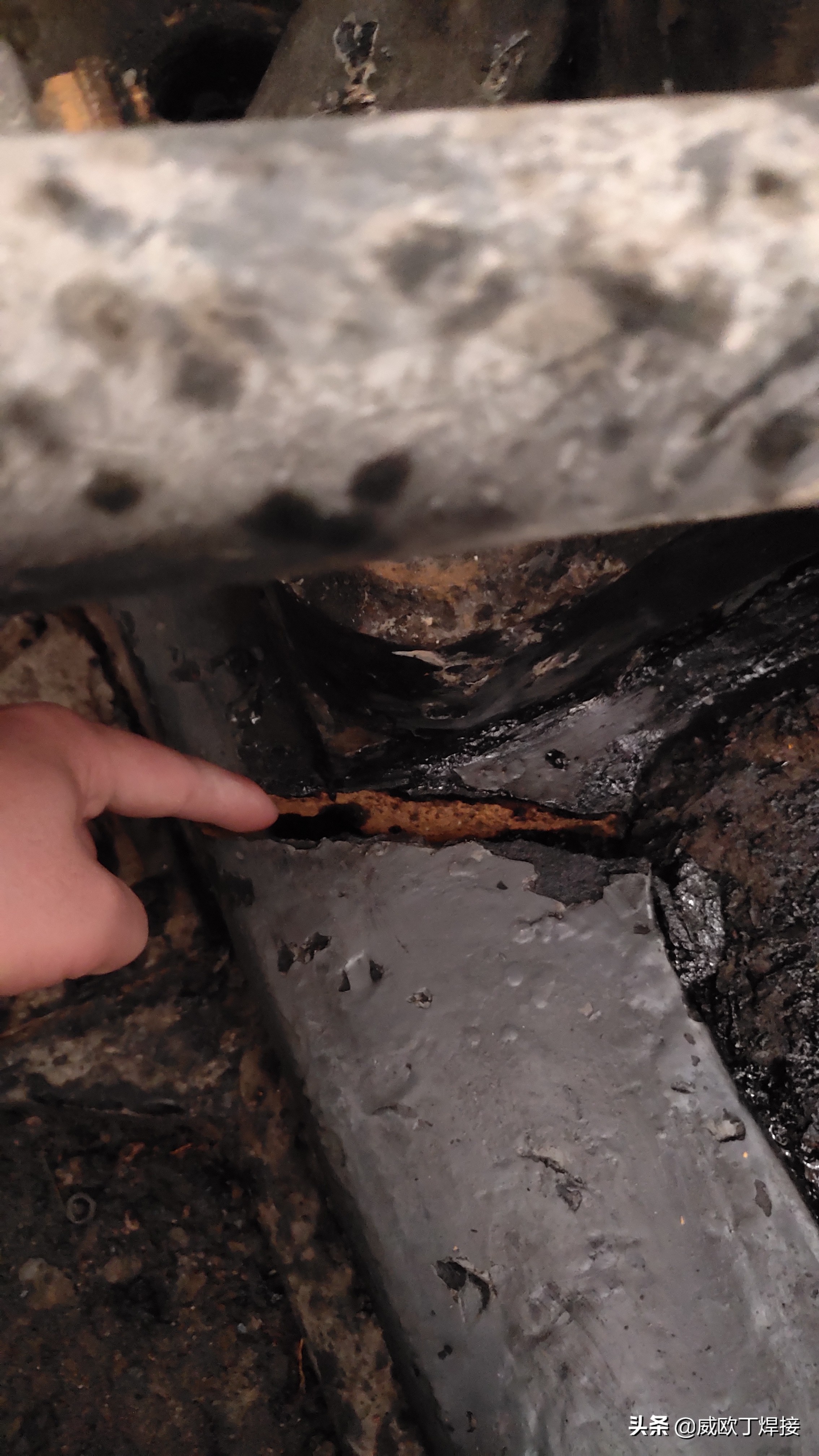 铸铁电机底座断裂,铸铁机械开裂修复