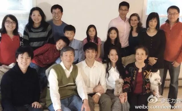 三娃奶爸王力宏，年入4.6亿，却一件衣服穿10年，钱都去哪了？