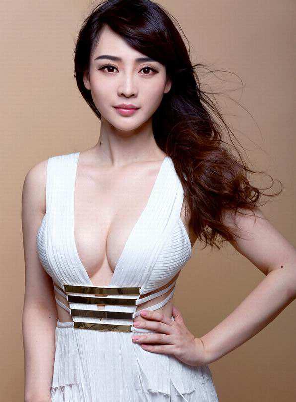 柳岩的胸真的好大，连衣服都遮不住的饱满