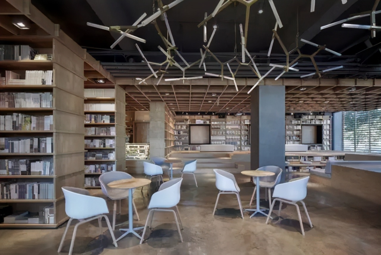 产品只看不买多“白嫖”，却一直没倒闭：揭秘新华书店的隐藏实力