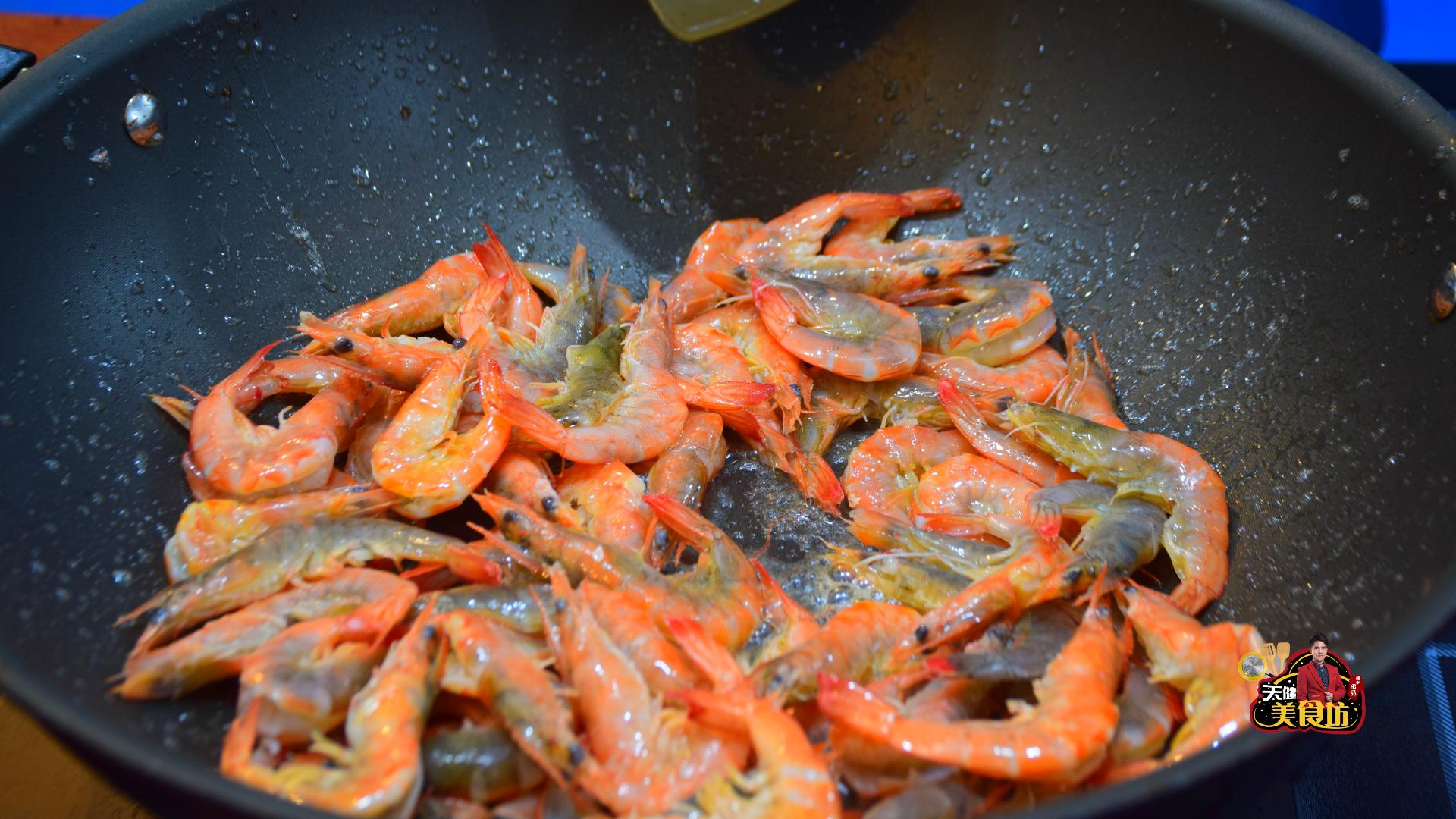 大虾别总是白灼了,大虾别水煮了教你老一辈秘制做法