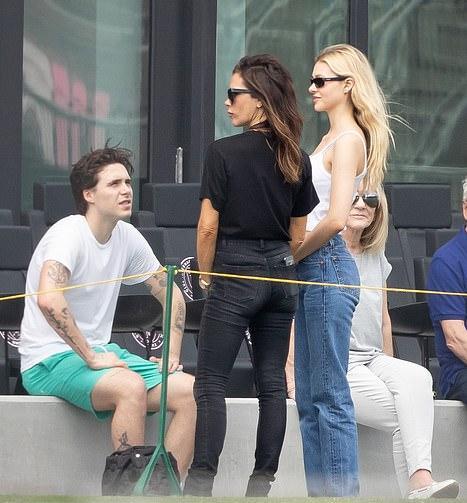 贝嫂和小贝当街亲吻甜腻了！大小准儿媳同框比拼，二儿子女友太美