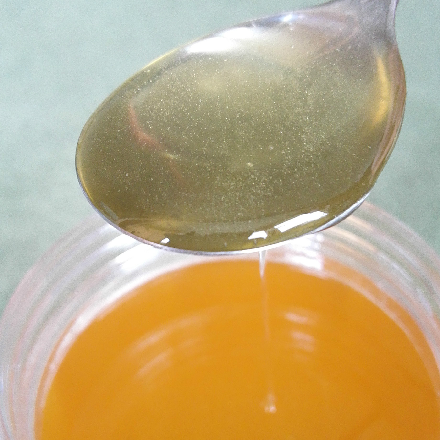 农村大爷深山养蜂创业,老汉深山养蜂年赚16万元