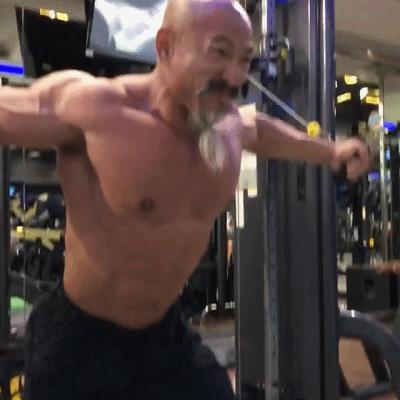 60岁大爷体重70公斤卧推110公斤,50岁大爷深蹲