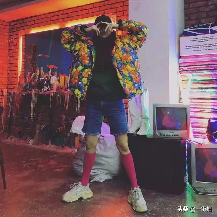 泫雅穿着粉色上衣走红,泫雅衣服ins