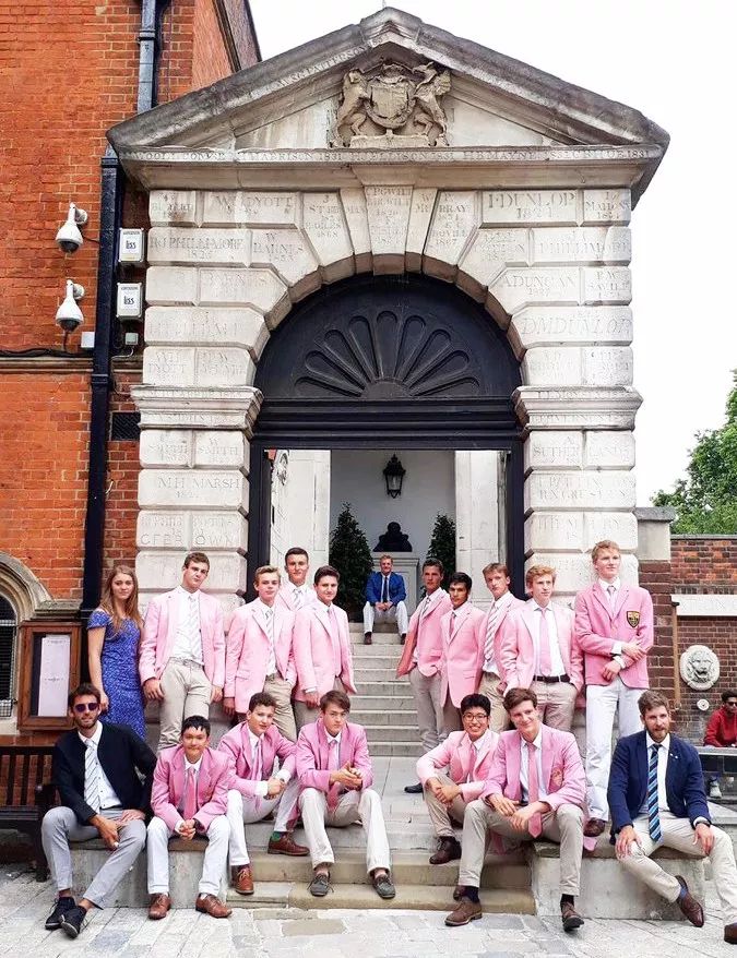 穿粉色就是娘娘腔？让小李子和猫王告诉你什么叫“油而不腻”