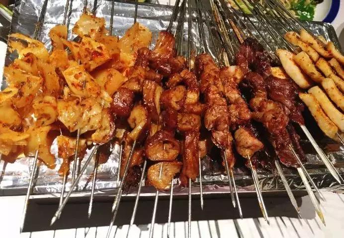 烧烤也能红遍金钻广场一条街,长春烧烤最有特色的烧烤店