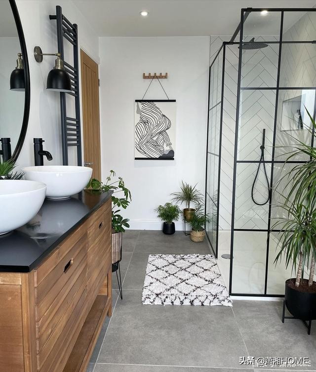 她家极简装修,镜子贴墙上轻奢女孩房间