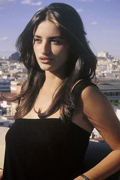 18岁就敢拍裸戏，“西班牙野玫瑰”在好莱坞开启了香艳魔咒