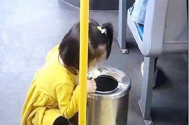 1岁宝宝总是吃手怎么纠正,宝宝一岁半吃手很严重该不该制止