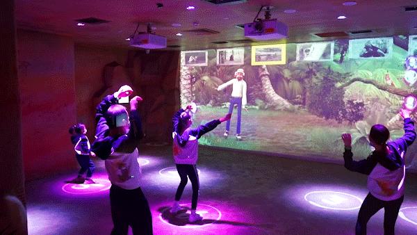 日夜不同科技感，春节潮玩创新方