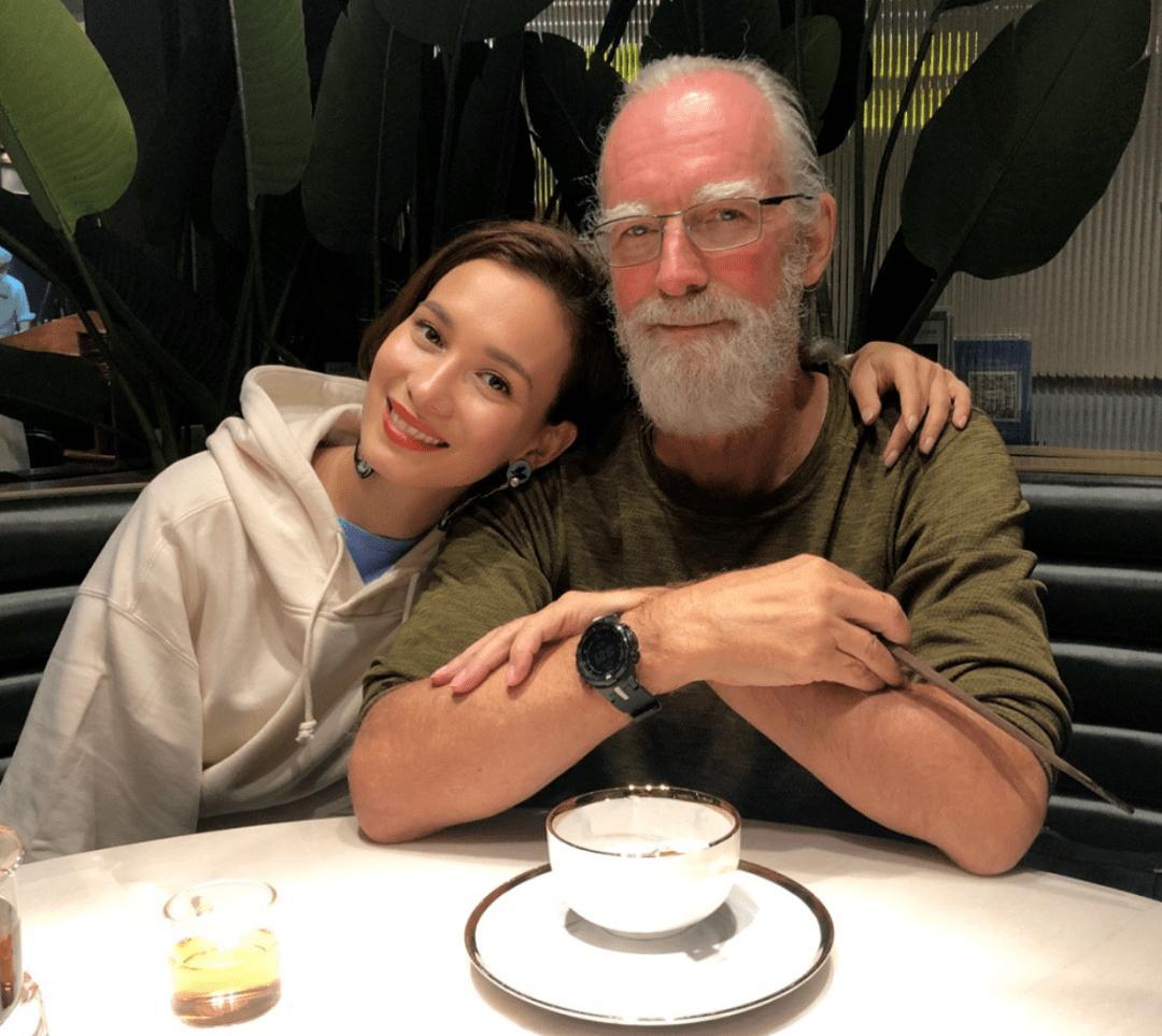 一年内爸妈相继去世的明星,一个明星亲人接连去世