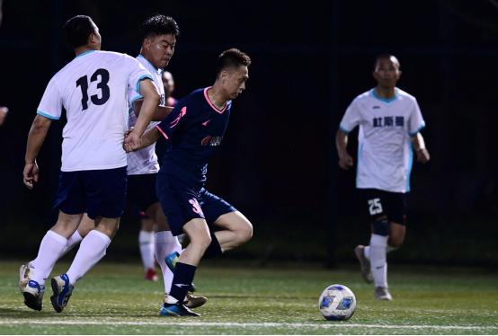 华晨宝马第一名,足球联赛榜首之战