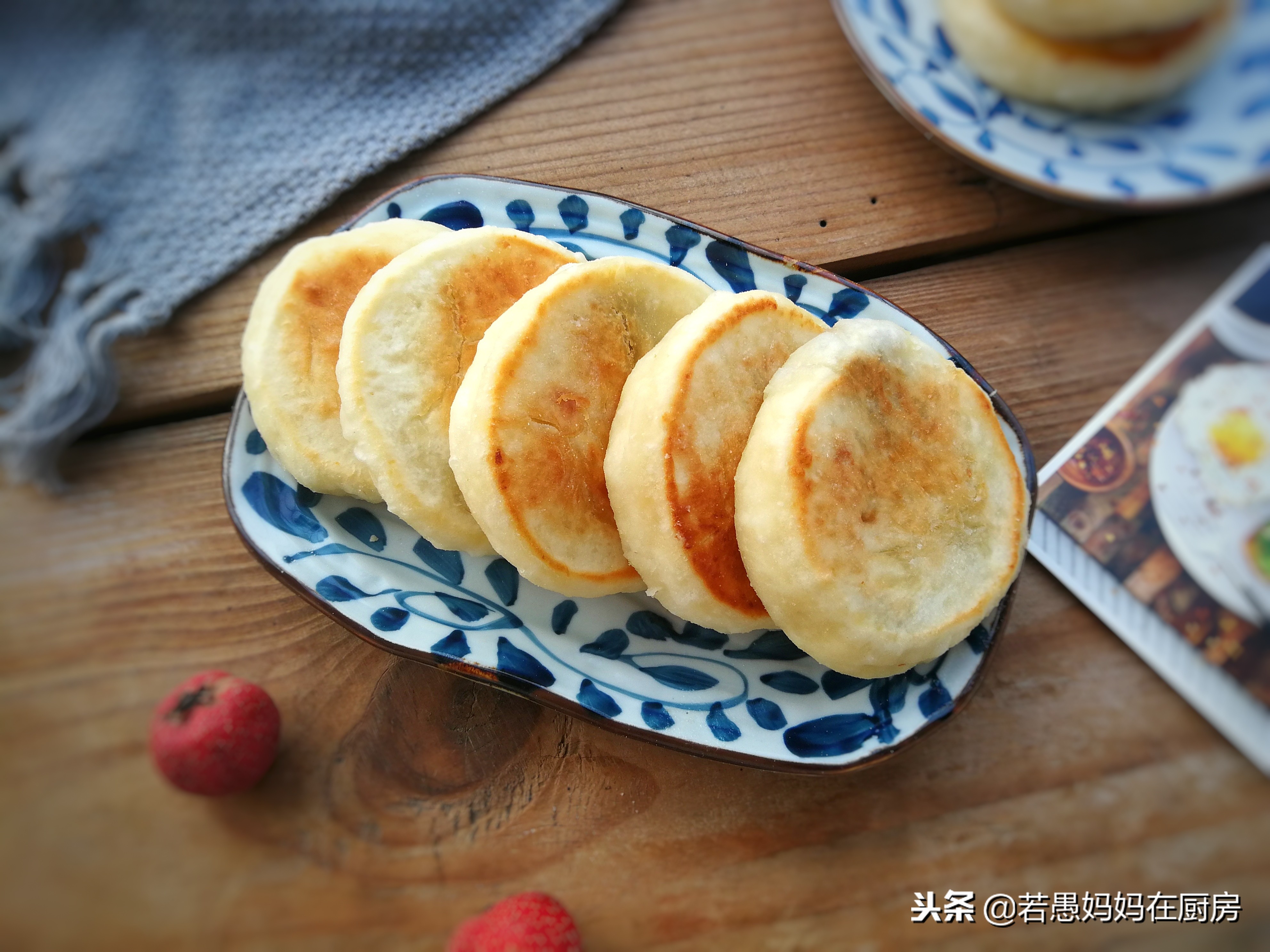 这面和的像稀泥，做出来的饼柔软筋道，放凉都不会硬，做法超简单