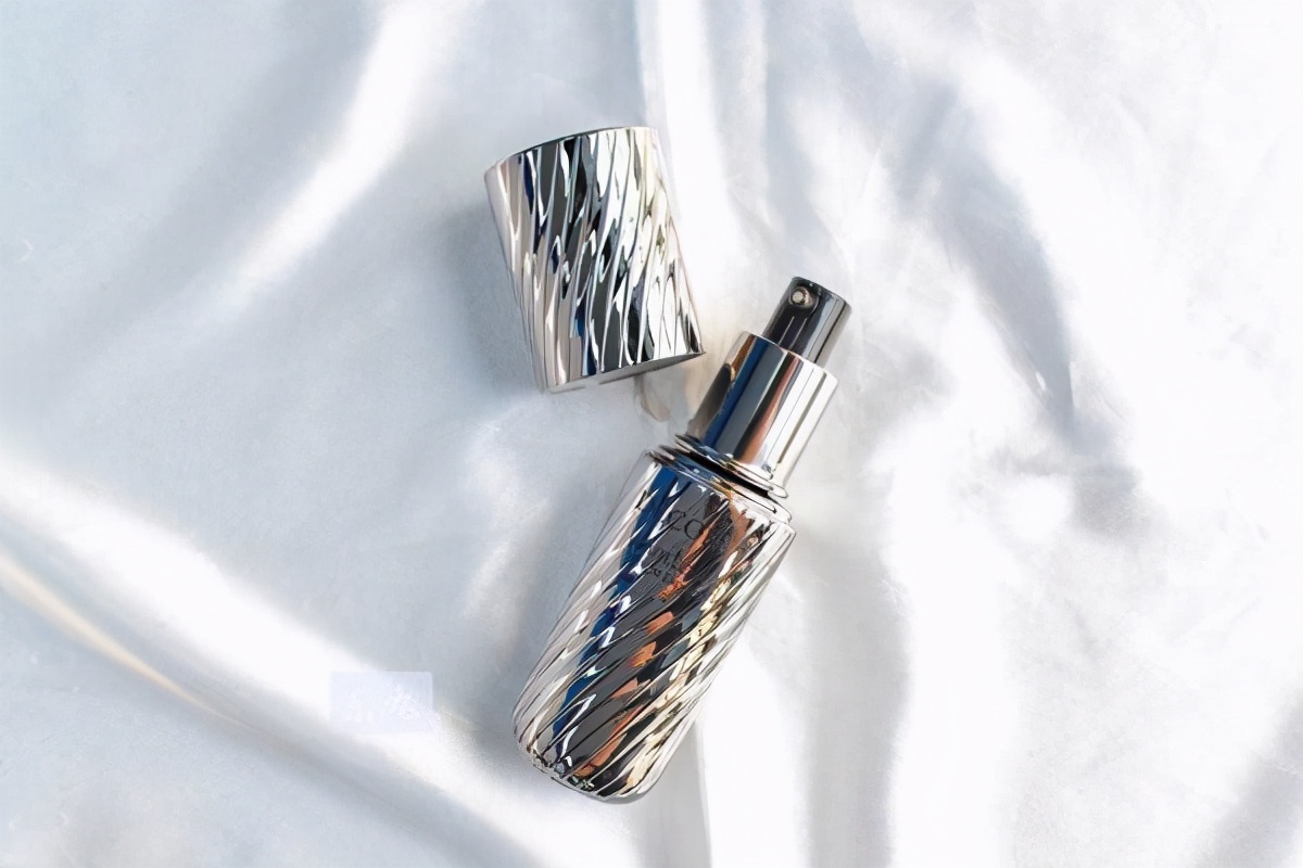 一直在美白却越来越黑的原因,为什么用了美白精华反而黑了