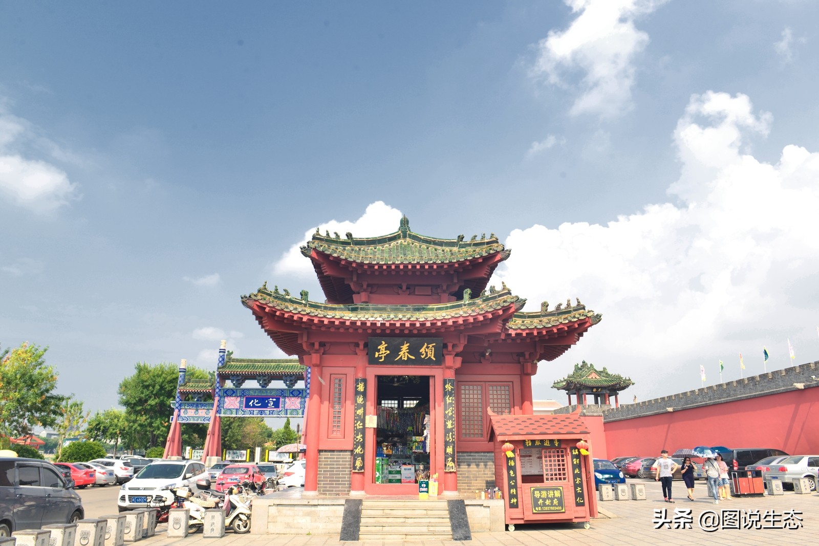 华灯初上，开封香飘夜空，叫卖声、欢笑声构成夜市版的清明上河图