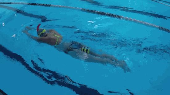 中游体育：蛙泳的翻脚动作是如何把你的膝盖练废的