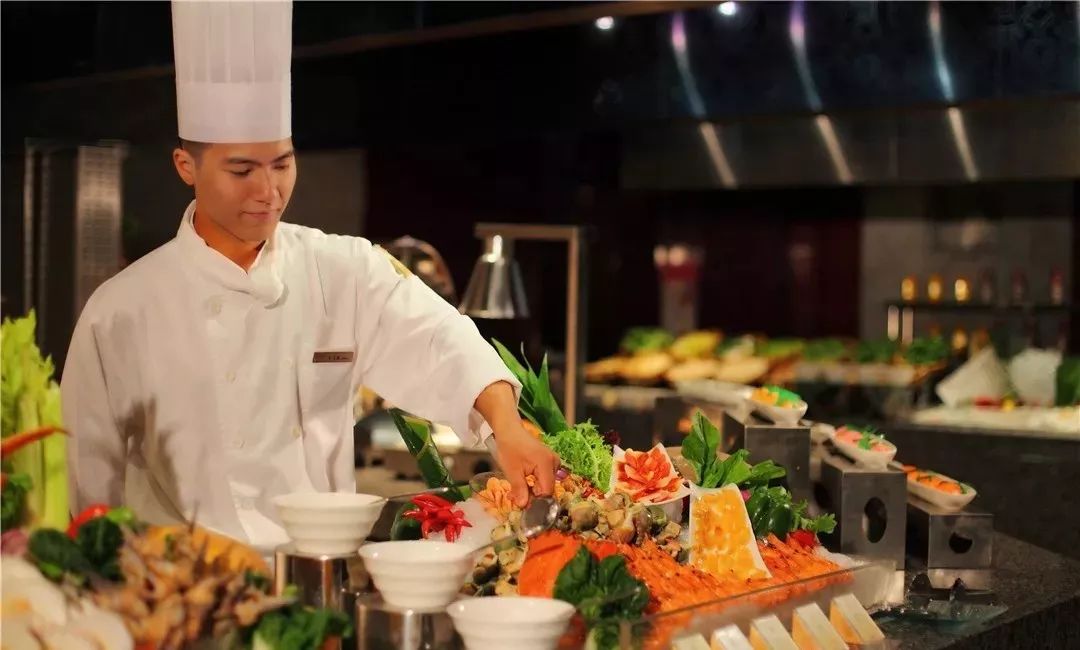 厨师平时是怎么工作的,作为一个厨师应具备什么能力