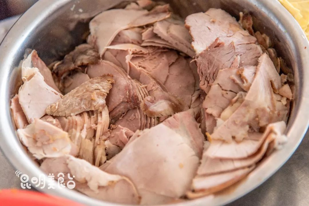 昆明330天都在排队的卤面馆，不收钱收饭票，只卖到下午2点