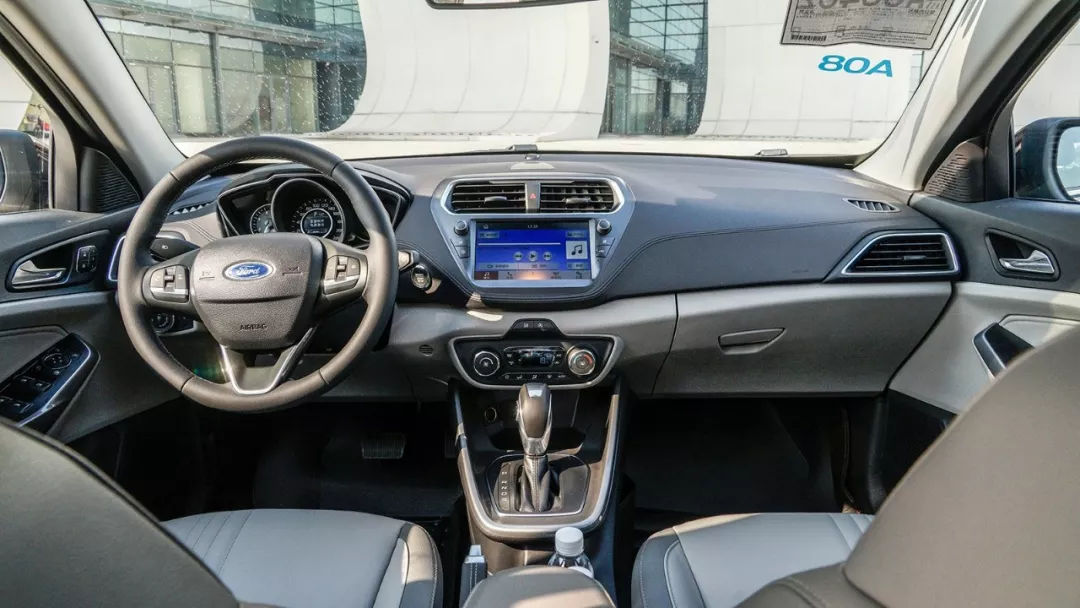 福特新款福睿斯实拍曝光颜值提升,长安福特福睿斯性能测试