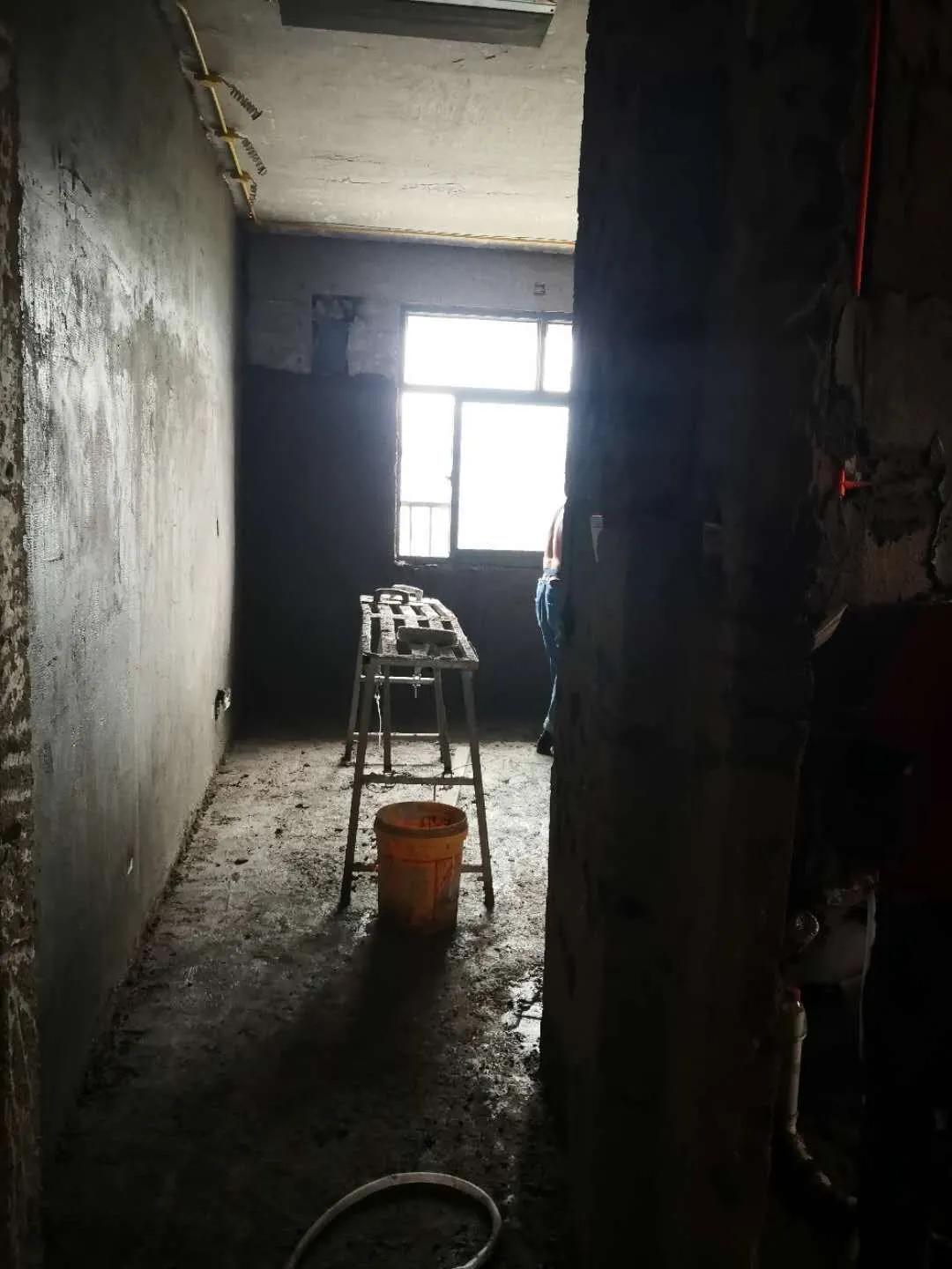 毛坯墙面起碱掉皮怎么处理,墙面轻度粉化怎么处理