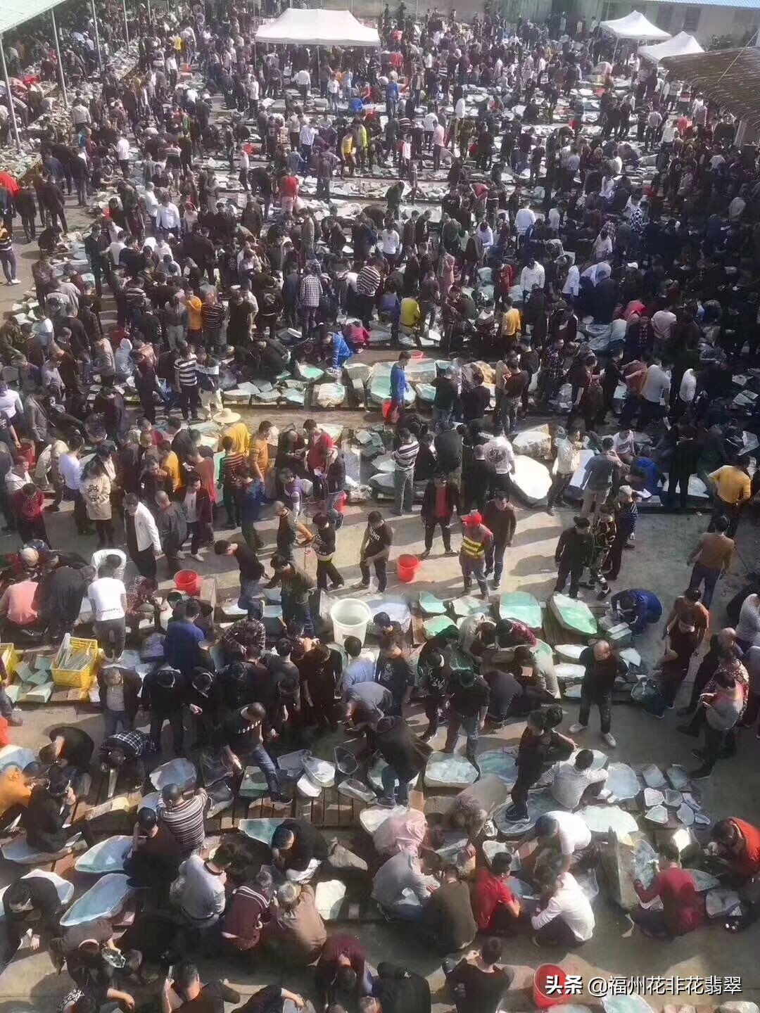 熊孩子把翡翠弄到一地,熊孩子扯翻一桌翡翠损失十几万