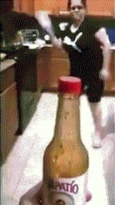 全世界都在挑战瓶盖，但请小心你的韧带