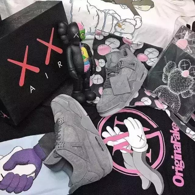 优衣库与kaws联名t恤,优衣库与kaws联名的t恤