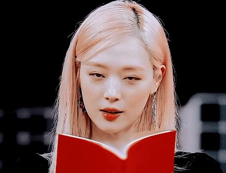 崔雪莉直播头发蓬松貌美依旧,崔雪莉头发浓密