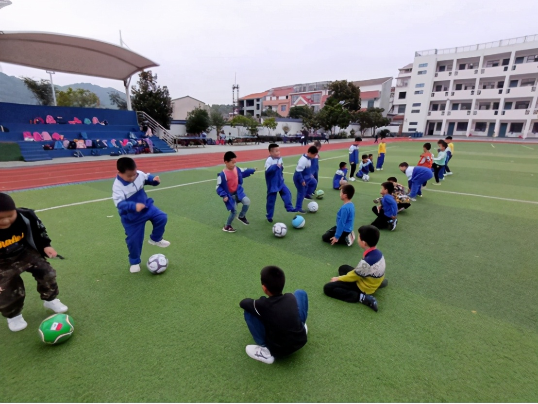 推动校园足球的蓬勃开展,开展校园足球宣传活动