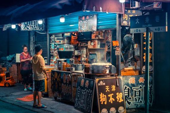 90后小伙子摆摊两个月收入70000元,街边摆摊一个月能赚多少钱