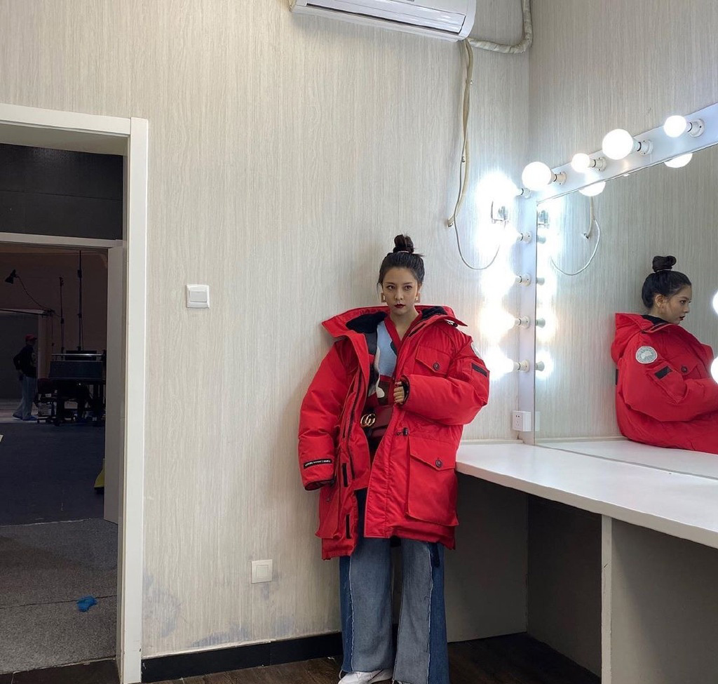 宋妍霏近日私服穿搭look,宋妍霏穿搭绿色背心