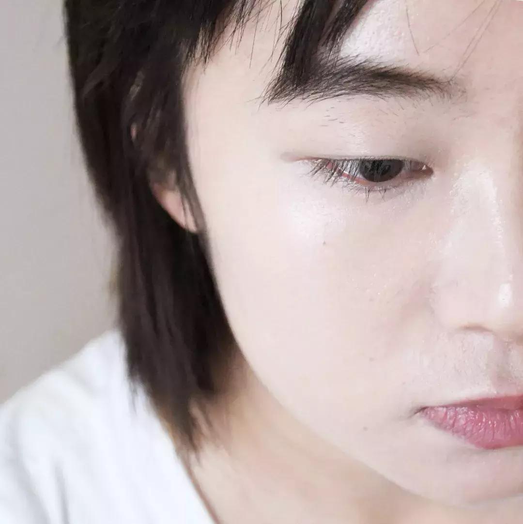 12小时不脱妆保湿提亮遮瑕,春夏妆容持久不脱妆的秘密