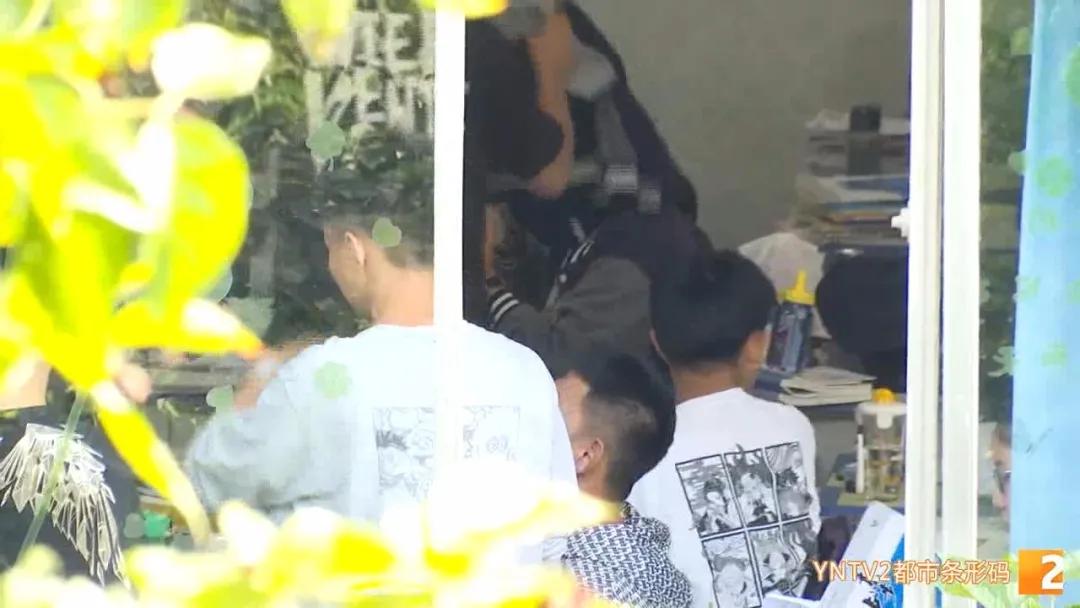 有最严厉的眼神，操最碎的心，她的这*鹰双**眼，是学生最怕的戒尺，也是最难忘的爱