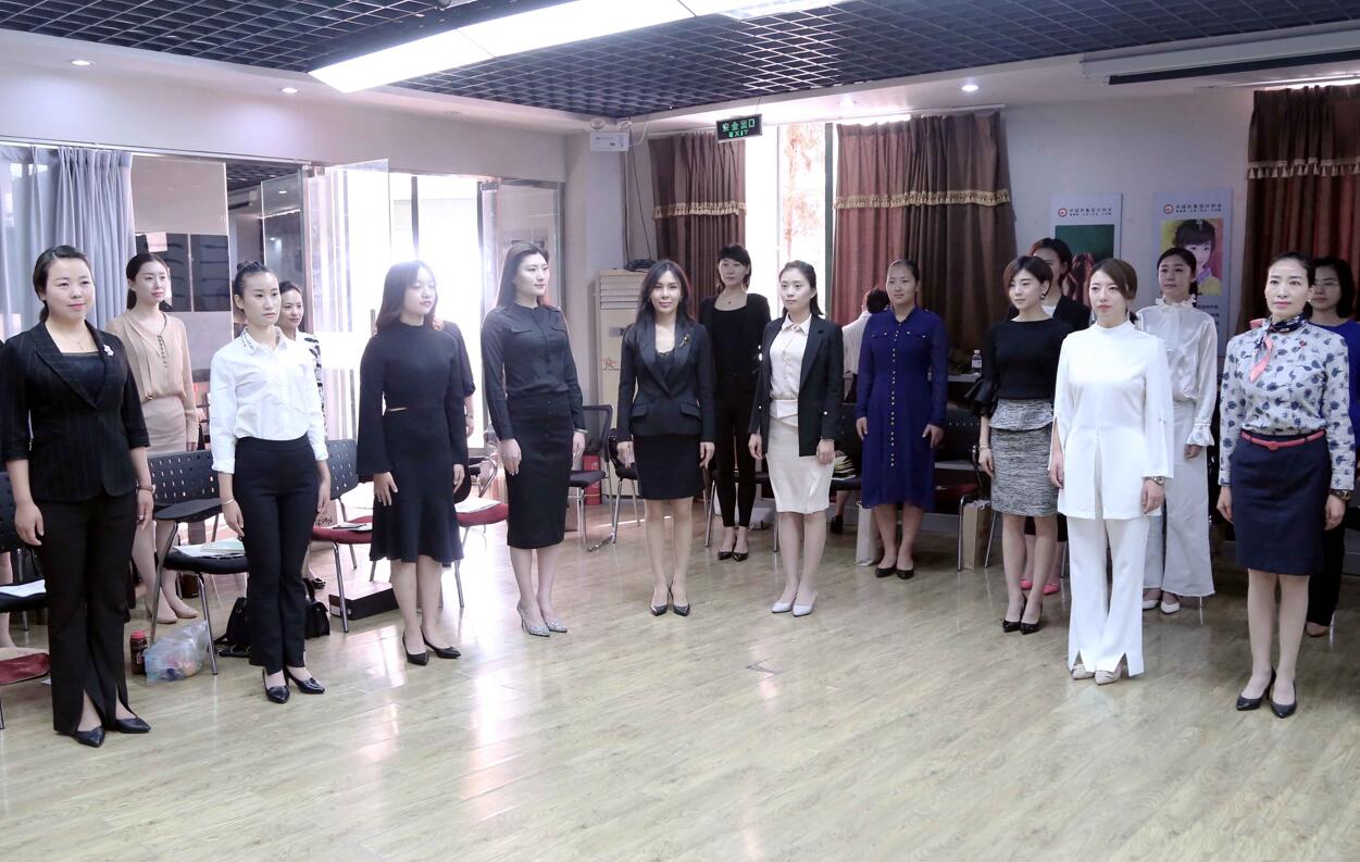 作为局外人，分析一下礼仪培训师职业好不好做-风尚圈