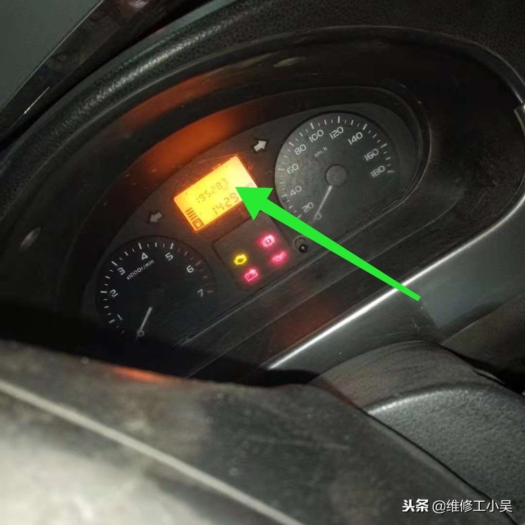 发动机气门盖密封垫漏油更换视频,拆下发动机油底壳露出来的是什么