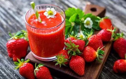 小孩吃草莓吐得厉害是什么原因,小孩吃草莓吐了是怎么回事