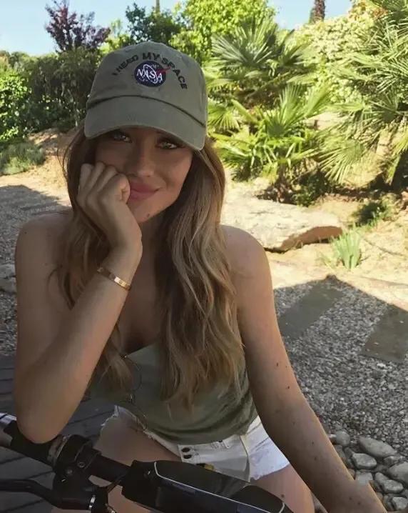 莫德里奇接班人克罗地亚球星科瓦契奇女友-伊莎贝拉